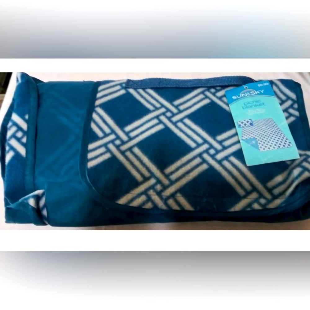 New SUN & SKY FOLDING PICNIC BLANKET BLUE White 50” x 60” Two Sided with Handle
